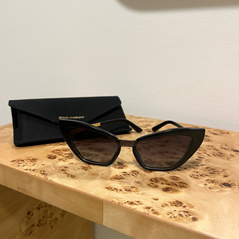 Dolce & Gabbana Cat Eye Sunglasses (black)